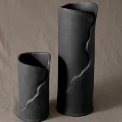 Eliza Vase Raw Black