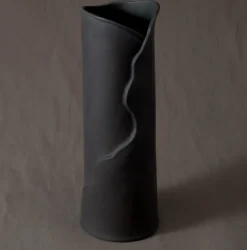 Eliza Vase Raw Black